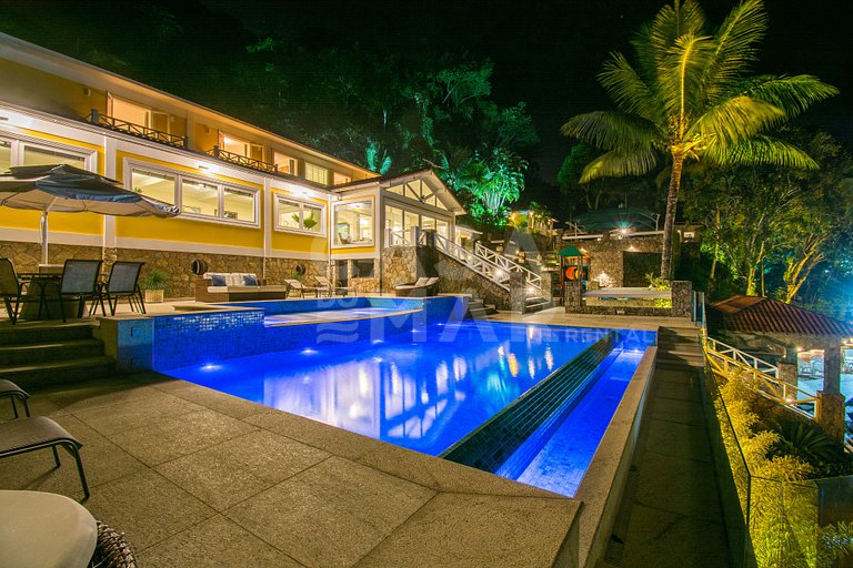Linda villa com praia exclusiva, nove suítes em condomínio