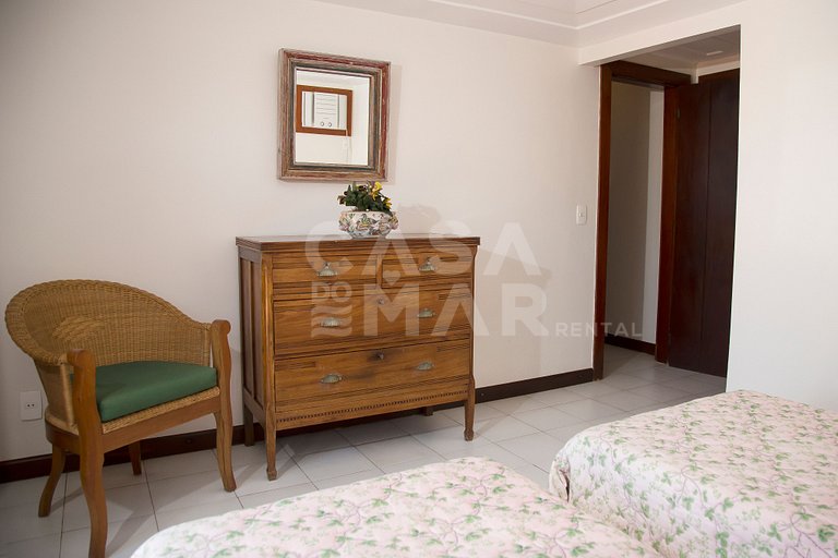 Linda Villa with four suites, standing on the sand of Rasa B