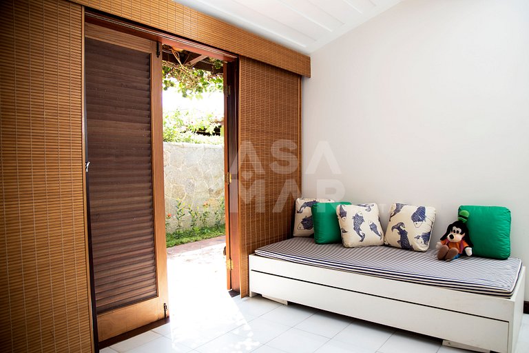 Linda Villa with four suites, standing on the sand of Rasa B