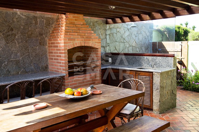 Linda Villa with four suites, standing on the sand of Rasa B