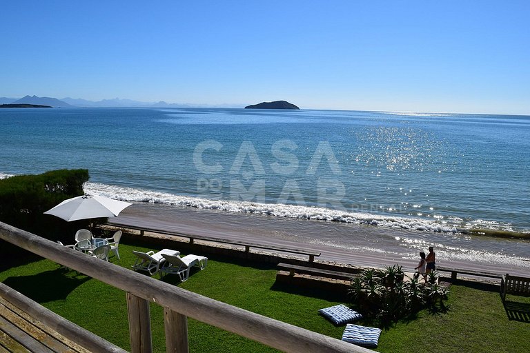 Linda villa cinco suítes, frente mar, em condomínio