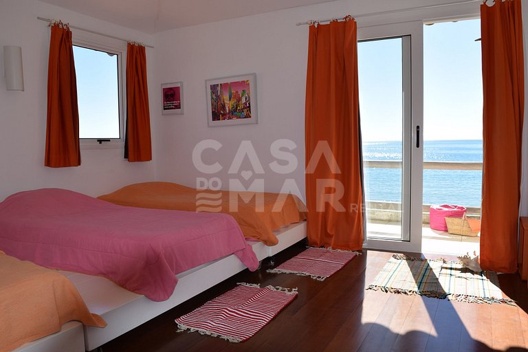 Linda villa cinco suítes, frente mar, em condomínio
