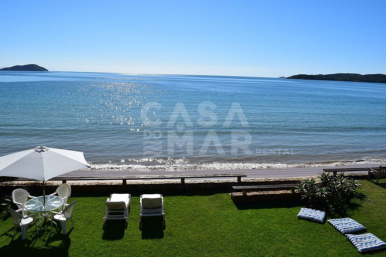 Linda villa cinco suítes, frente mar, em condomínio