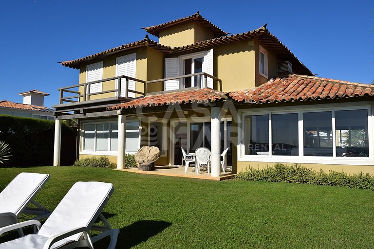 Linda villa cinco suítes, frente mar, em condomínio