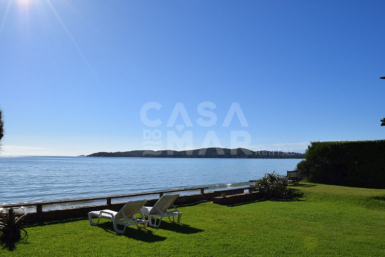 Linda villa cinco suítes, frente mar, em condomínio