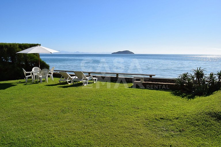 Linda villa cinco suítes, frente mar, em condomínio
