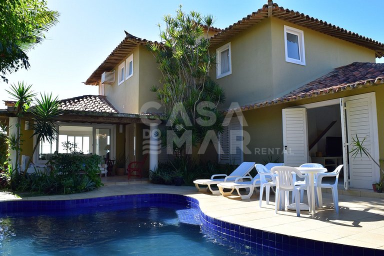 Linda villa cinco suítes, frente mar, em condomínio