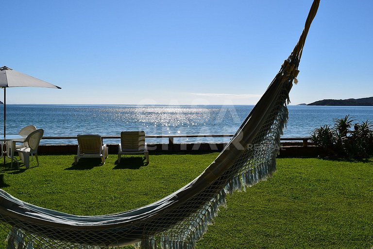 Linda villa cinco suítes, frente mar, em condomínio