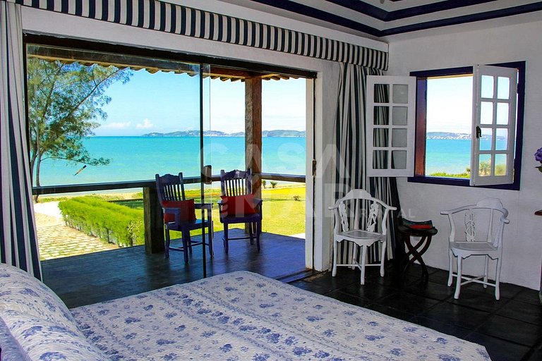 Linda casa com cinco quartos, pé na areia da Praia Rasa