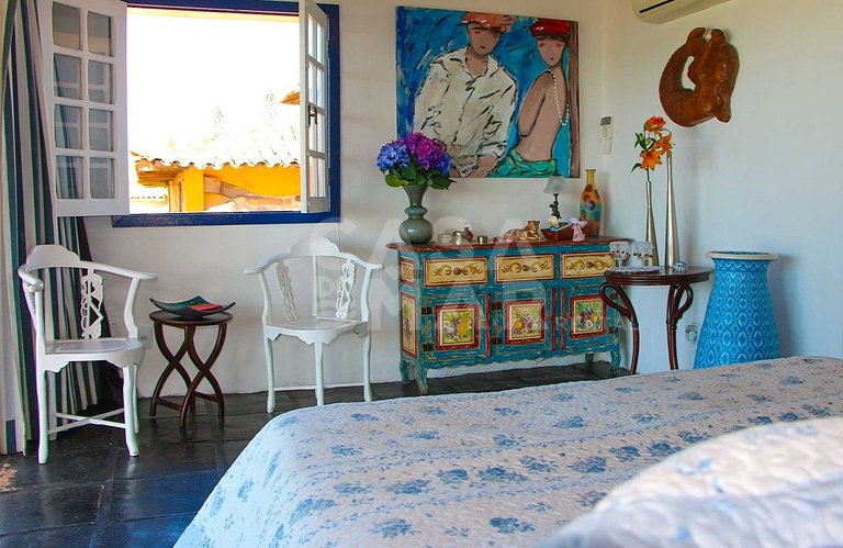 Linda casa com cinco quartos, pé na areia da Praia Rasa