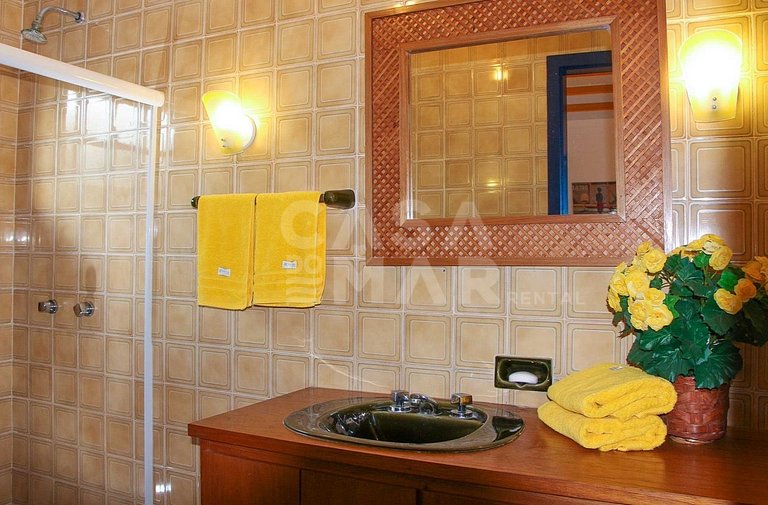 Linda casa com cinco quartos, pé na areia da Praia Rasa