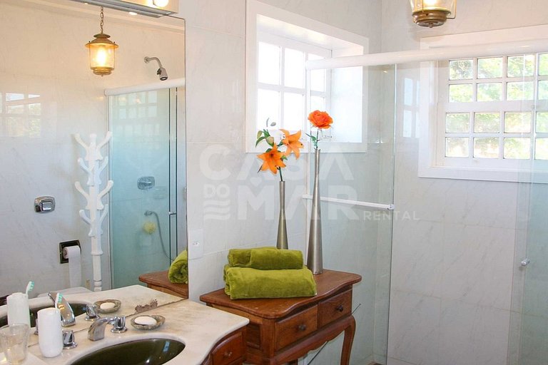 Beautiful house with five bedrooms, standing on the sand of