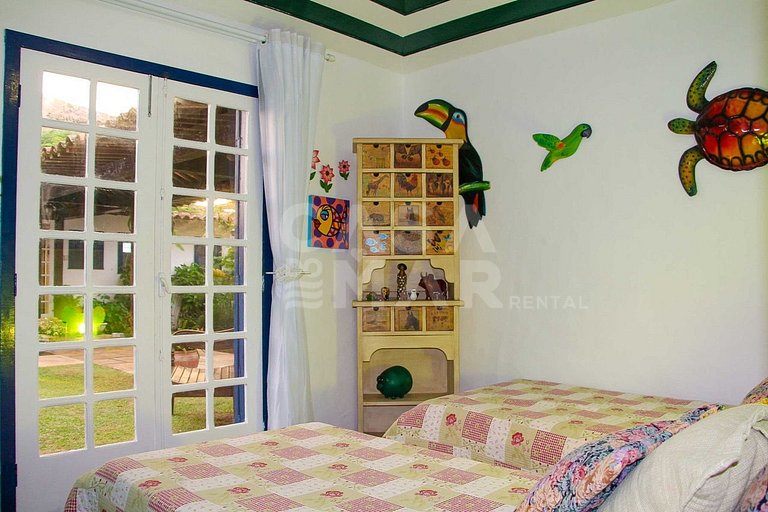 Linda casa com cinco quartos, pé na areia da Praia Rasa