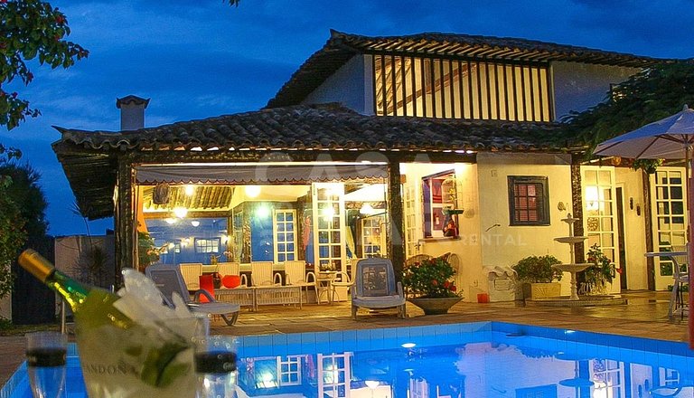 Linda casa com cinco quartos, pé na areia da Praia Rasa
