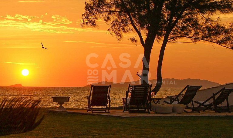 Linda casa com cinco quartos, pé na areia da Praia Rasa