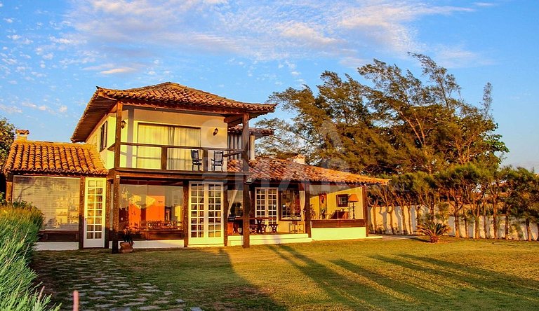 Linda casa com cinco quartos, pé na areia da Praia Rasa
