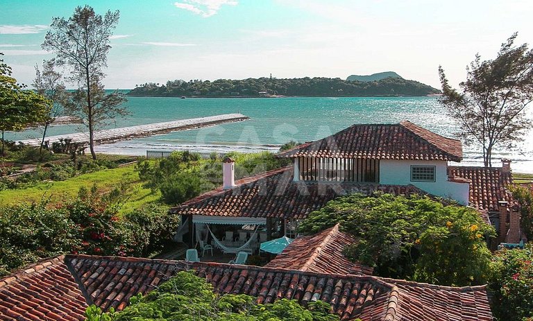 Linda casa com cinco quartos, pé na areia da Praia Rasa
