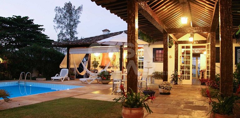 Linda casa com cinco quartos, pé na areia da Praia Rasa