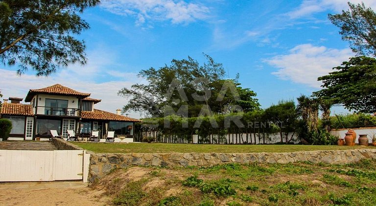 Linda casa com cinco quartos, pé na areia da Praia Rasa