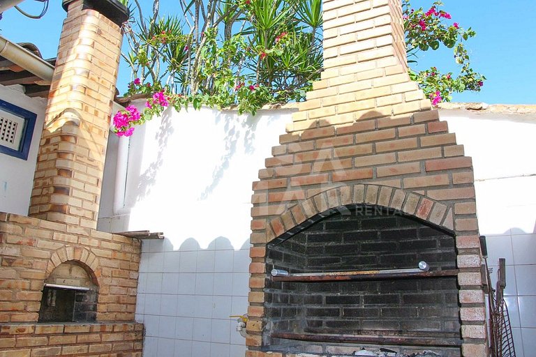Beautiful house with five bedrooms, standing on the sand of