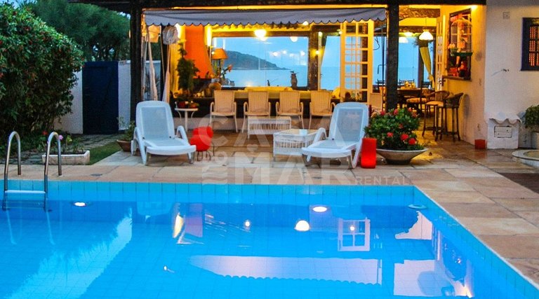 Beautiful house with five bedrooms, standing on the sand of
