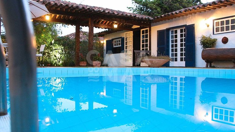 Linda casa com cinco quartos, pé na areia da Praia Rasa