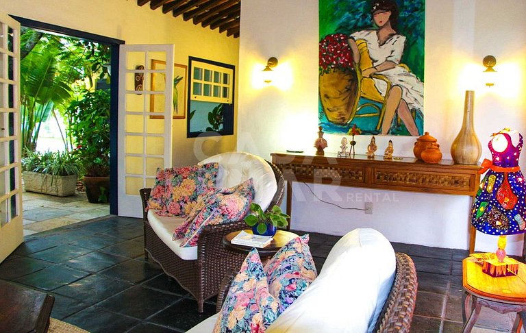 Linda casa com cinco quartos, pé na areia da Praia Rasa