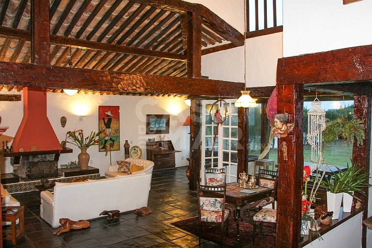 Linda casa com cinco quartos, pé na areia da Praia Rasa