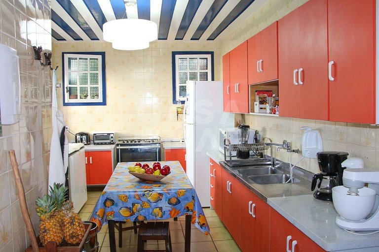 Linda casa com cinco quartos, pé na areia da Praia Rasa