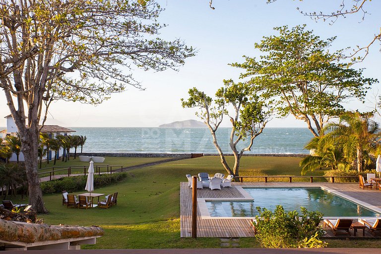 Villa com 12 suítes, de frente para a praia, privacidade