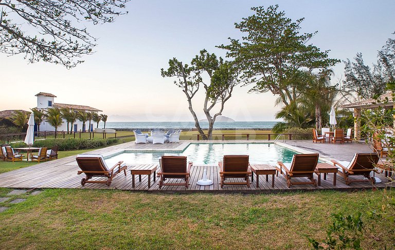 Villa com 12 suítes, de frente para a praia, privacidade