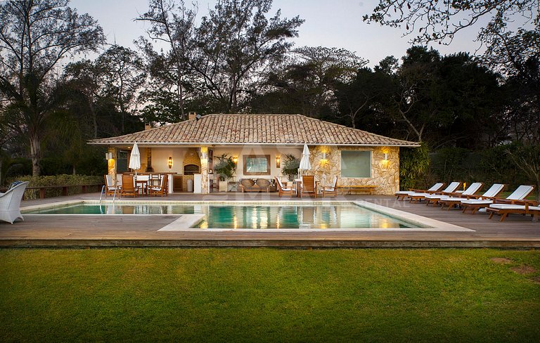 Villa com 12 suítes, de frente para a praia, privacidade
