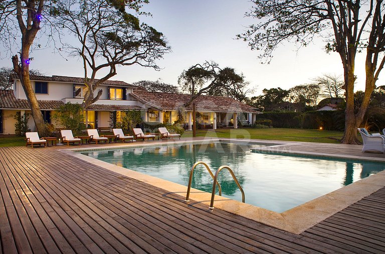 Villa com 12 suítes, de frente para a praia, privacidade