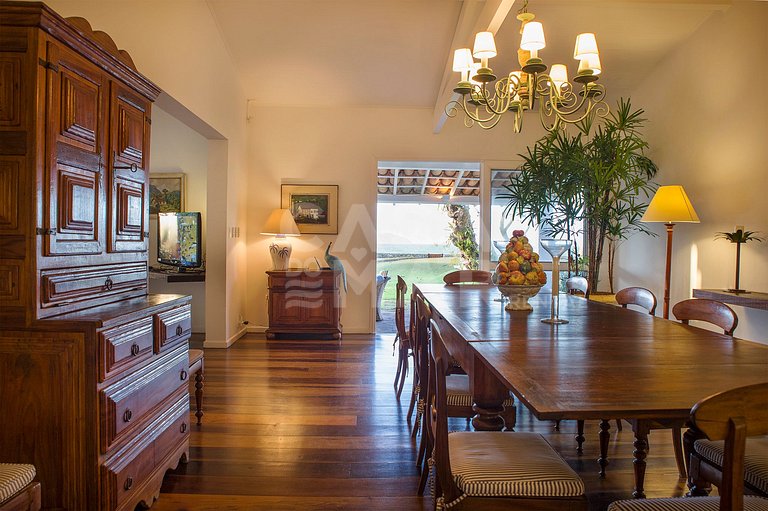 Beautiful Villa with twelve suites, standing on the sand of