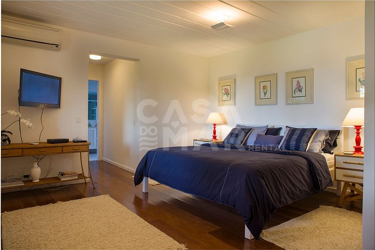 Beautiful Villa with twelve suites, standing on the sand of