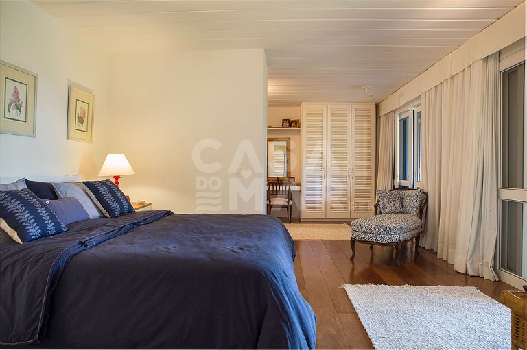 Beautiful Villa with twelve suites, standing on the sand of