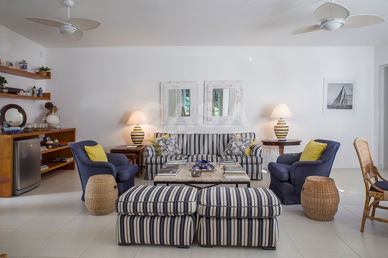Villa com 12 suítes, de frente para a praia, privacidade