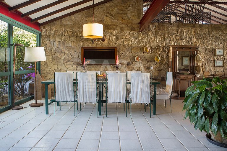 Linda casa com quatro suítes, frente mar, em Manguinhos