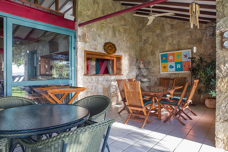 Linda casa com quatro suítes, frente mar, em Manguinhos