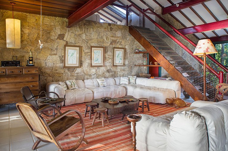 Linda casa com quatro suítes, frente mar, em Manguinhos