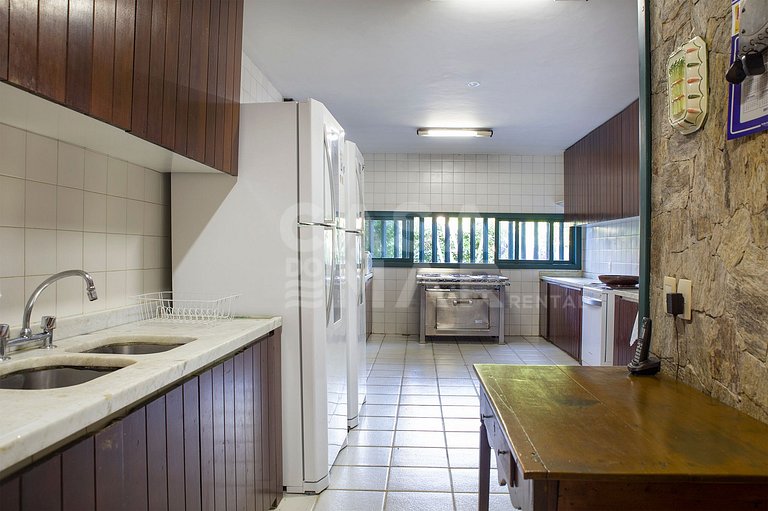 Linda casa com quatro suítes, frente mar, em Manguinhos