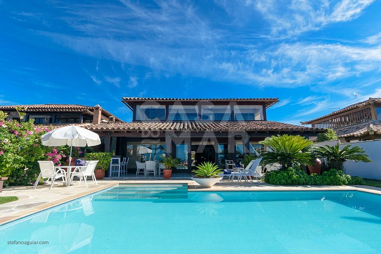 Casa com cinco suítes, pé na areia da Praia de Geribá