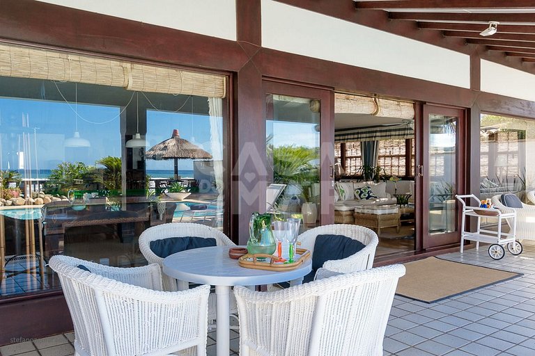Casa com cinco suítes, pé na areia da Praia de Geribá