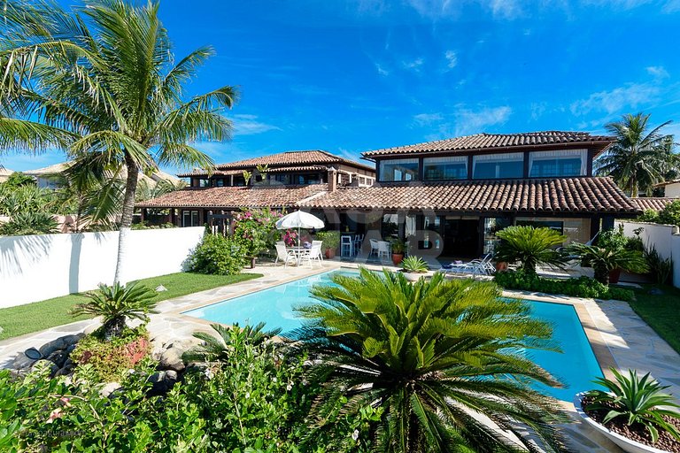 Casa com cinco suítes, pé na areia da Praia de Geribá