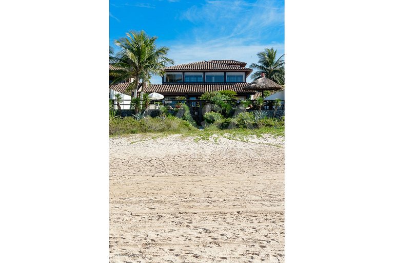 Casa com cinco suítes, pé na areia da Praia de Geribá