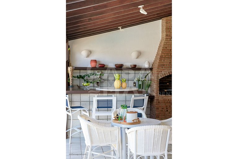 Casa com cinco suítes, pé na areia da Praia de Geribá