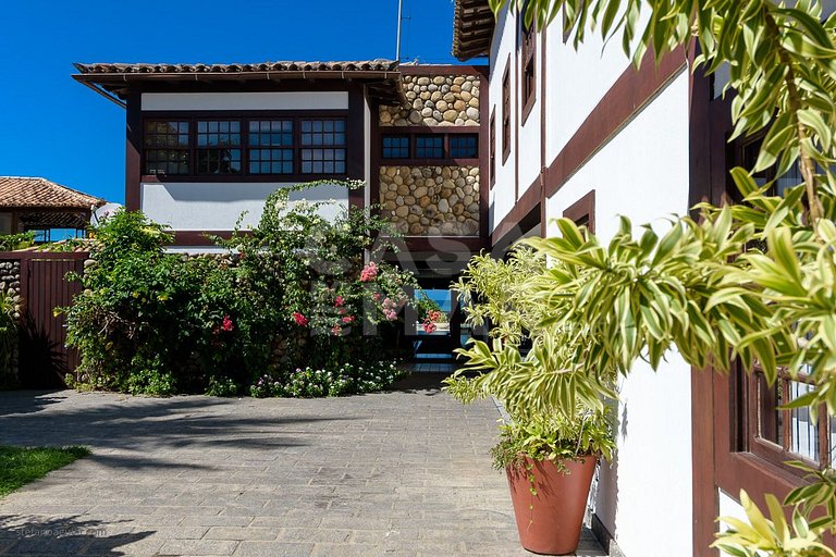 Casa com cinco suítes, pé na areia da Praia de Geribá