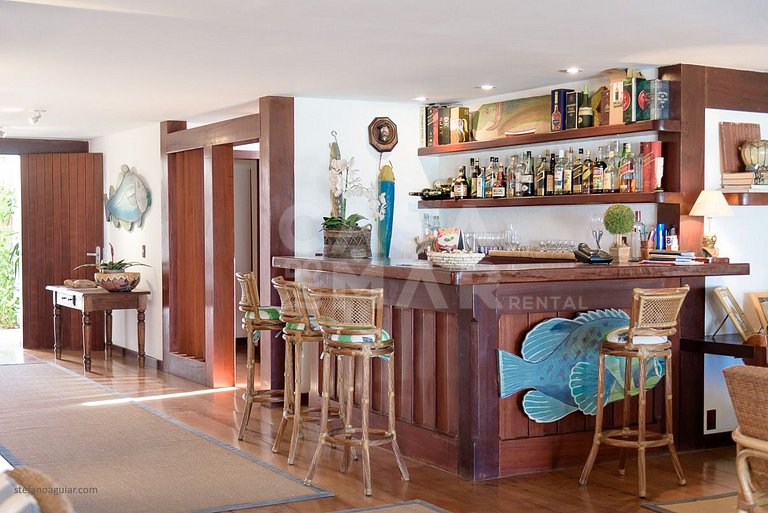 Casa com cinco suítes, pé na areia da Praia de Geribá