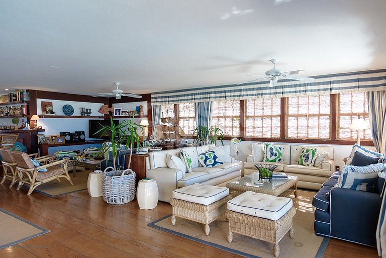 Casa com cinco suítes, pé na areia da Praia de Geribá