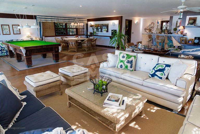 Casa com cinco suítes, pé na areia da Praia de Geribá